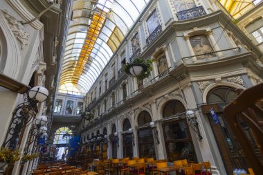 Istiklal Caddesi, Beyoğlu 'ndaki tarihi kafeler, şaraphaneler ve restoranlarla ünlü tarihi bir geçit olan Cicek Pasaji' nin iç çekimleri.