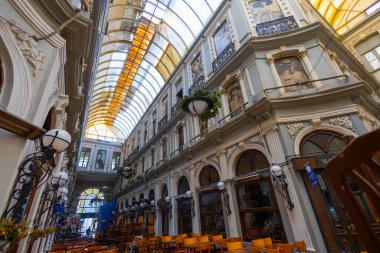 Istiklal Caddesi, Beyoğlu 'ndaki tarihi kafeler, şaraphaneler ve restoranlarla ünlü tarihi bir geçit olan Cicek Pasaji' nin iç çekimleri.