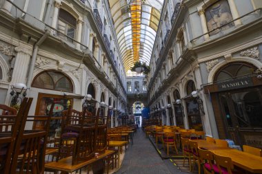 Istiklal Caddesi, Beyoğlu 'ndaki tarihi kafeler, şaraphaneler ve restoranlarla ünlü tarihi bir geçit olan Cicek Pasaji' nin iç çekimleri.