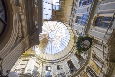 Istiklal Caddesi, Beyoğlu 'ndaki tarihi kafeler, şaraphaneler ve restoranlarla ünlü tarihi bir geçit olan Cicek Pasaji' nin iç çekimleri.