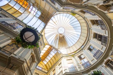 Istiklal Caddesi, Beyoğlu 'ndaki tarihi kafeler, şaraphaneler ve restoranlarla ünlü tarihi bir geçit olan Cicek Pasaji' nin iç çekimleri.