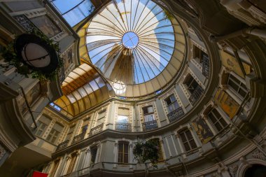 Istiklal Caddesi, Beyoğlu 'ndaki tarihi kafeler, şaraphaneler ve restoranlarla ünlü tarihi bir geçit olan Cicek Pasaji' nin iç çekimleri.