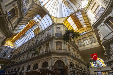 Istiklal Caddesi, Beyoğlu 'ndaki tarihi kafeler, şaraphaneler ve restoranlarla ünlü tarihi bir geçit olan Cicek Pasaji' nin iç çekimleri.