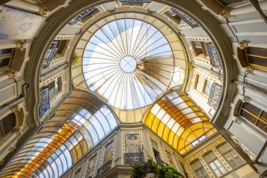 Istiklal Caddesi, Beyoğlu 'ndaki tarihi kafeler, şaraphaneler ve restoranlarla ünlü tarihi bir geçit olan Cicek Pasaji' nin iç çekimleri.