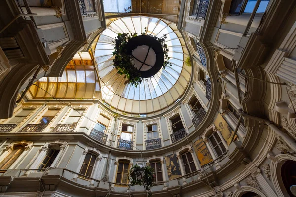 Istiklal Caddesi, Beyoğlu 'ndaki tarihi kafeler, şaraphaneler ve restoranlarla ünlü tarihi bir geçit olan Cicek Pasaji' nin iç çekimleri.