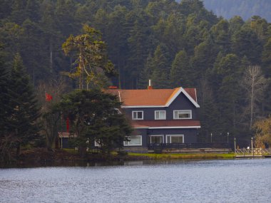 Bolu Golcuk Gölü ve yansımalı ünlü ev manzarası.