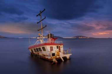İstanbul Maltepe 'de Batık Gemi.