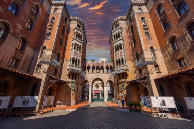 Padualı Aziz Anthony Kilisesi, Beyoğlu, Taksim (Türkçe: Antuan Kilisesi). Burası popüler bir turistik yer..