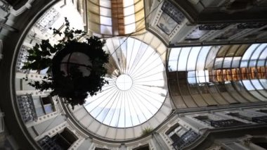 Istiklal Caddesi, Beyoğlu 'ndaki tarihi kafeler, şaraphaneler ve restoranlarla ünlü tarihi bir geçit olan Cicek Pasaji' nin iç çekimleri.