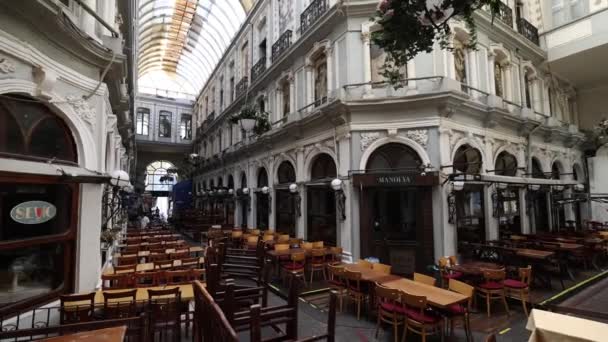 歴史的なカフェ イスティクラルストリートのワイナリー レストラン Beyogluで有名な歴史的な通路であるKicek Pasajiから撮影されたインテリア — ストック動画