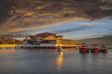 İstanbul Buyukcekmece plaj günbatımı ve tekneler