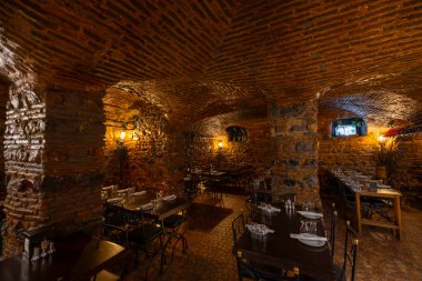 Mahzen tarzı bir yerde bir restoran açıldı.