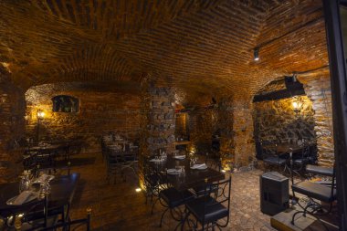 Mahzen tarzı bir yerde bir restoran açıldı.
