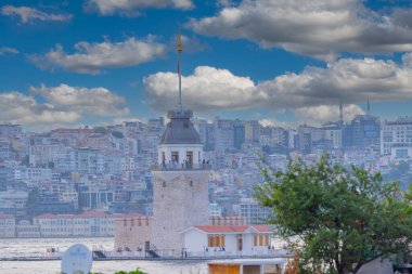 İstanbul, Türkiye 'de Bakire Kulesi. (KIZ KULESI) Bakire Kulesi yeni bir görünüme kavuştu. İstanbullar İnci Bakireler Kulesi yenilendikten sonra yeniden açıldı..