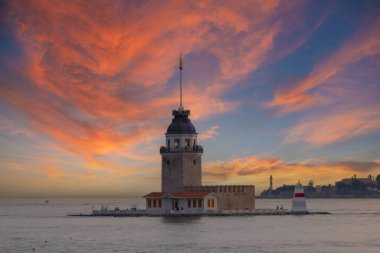 İstanbul, Türkiye 'de Bakire Kulesi. (KIZ KULESI) Bakire Kulesi yeni bir görünüme kavuştu. İstanbullar İnci Bakireler Kulesi yenilendikten sonra yeniden açıldı..