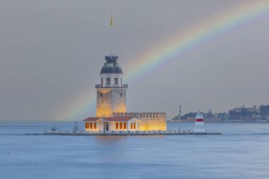 İstanbul, Türkiye 'de Bakire Kulesi. (KIZ KULESI) Bakire Kulesi yeni bir görünüme kavuştu. İstanbullar İnci Bakireler Kulesi yenilendikten sonra yeniden açıldı..