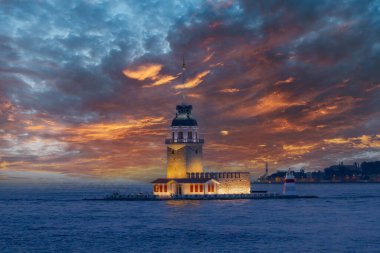 İstanbul, Türkiye 'de Bakire Kulesi. (KIZ KULESI) Bakire Kulesi yeni bir görünüme kavuştu. İstanbullar İnci Bakireler Kulesi yenilendikten sonra yeniden açıldı..