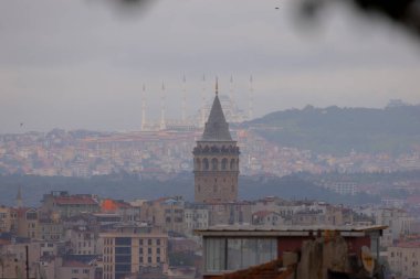 Galata Kulesi ve yeni Camlica camisi istanbul Türkiye