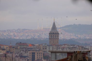 Galata Kulesi ve yeni Camlica camisi istanbul Türkiye