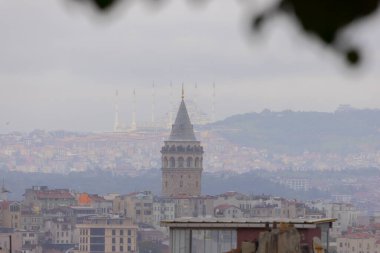Galata Kulesi ve yeni Camlica camisi istanbul Türkiye