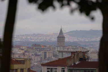 Galata Kulesi ve yeni Camlica camisi istanbul Türkiye