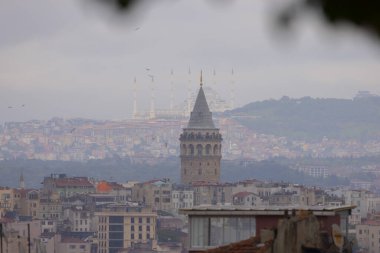 Galata Kulesi ve yeni Camlica camisi istanbul Türkiye