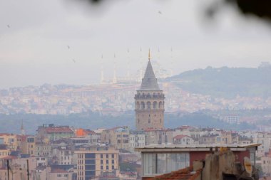 Galata Kulesi ve yeni Camlica camisi istanbul Türkiye