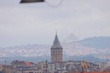 Galata Kulesi ve yeni Camlica camisi istanbul Türkiye