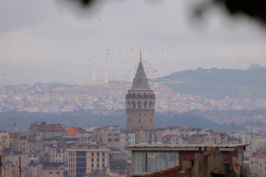 Galata Kulesi ve yeni Camlica camisi istanbul Türkiye