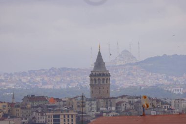 Galata Kulesi ve yeni Camlica camisi istanbul Türkiye