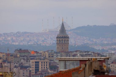 Galata Kulesi ve yeni Camlica camisi istanbul Türkiye
