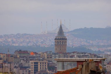 Galata Kulesi ve yeni Camlica camisi istanbul Türkiye