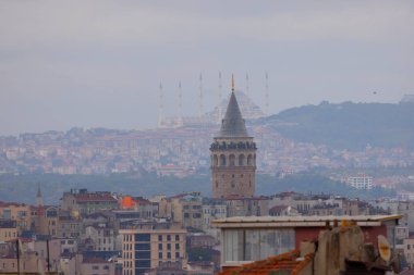 Galata Kulesi ve yeni Camlica camisi istanbul Türkiye