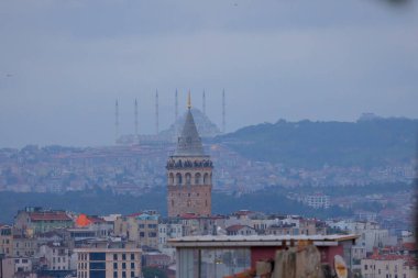 Galata Kulesi ve yeni Camlica camisi istanbul Türkiye