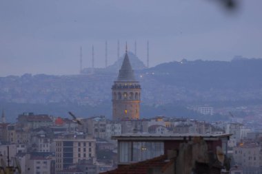 Galata Kulesi ve yeni Camlica camisi istanbul Türkiye