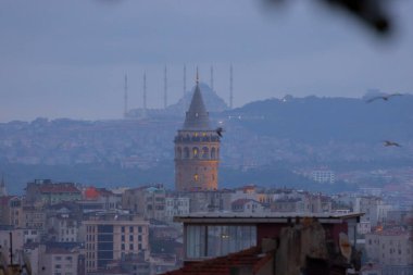 Galata Kulesi ve yeni Camlica camisi istanbul Türkiye