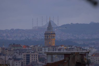 Galata Kulesi ve yeni Camlica camisi istanbul Türkiye
