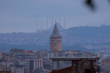 Galata Kulesi ve yeni Camlica camisi istanbul Türkiye