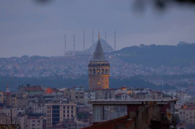 Galata Kulesi ve yeni Camlica camisi istanbul Türkiye