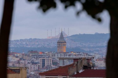 Galata Kulesi ve yeni Camlica camisi istanbul Türkiye