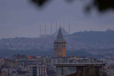 Galata Kulesi ve yeni Camlica camisi istanbul Türkiye