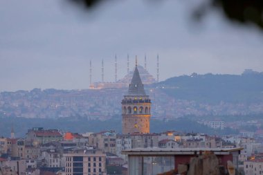 Galata Kulesi ve yeni Camlica camisi istanbul Türkiye