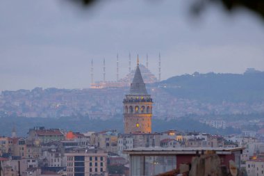 Galata Kulesi ve yeni Camlica camisi istanbul Türkiye