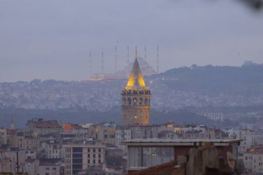 Galata Kulesi ve yeni Camlica camisi istanbul Türkiye