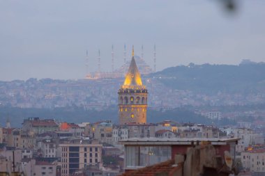 Galata Kulesi ve yeni Camlica camisi istanbul Türkiye