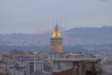 Galata Kulesi ve yeni Camlica camisi istanbul Türkiye
