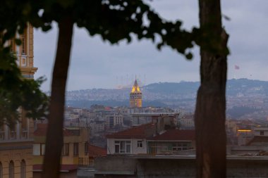 Galata Kulesi ve yeni Camlica camisi istanbul Türkiye