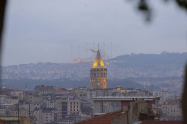 Galata Kulesi ve yeni Camlica camisi istanbul Türkiye