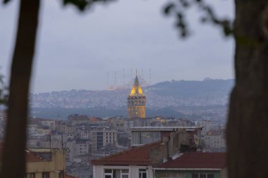 Galata Kulesi ve yeni Camlica camisi istanbul Türkiye