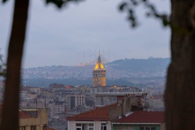 Galata Kulesi ve yeni Camlica camisi istanbul Türkiye